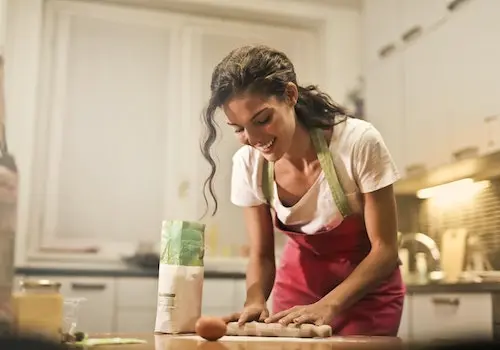 mulher na cozinha preparando receitas sem glúten