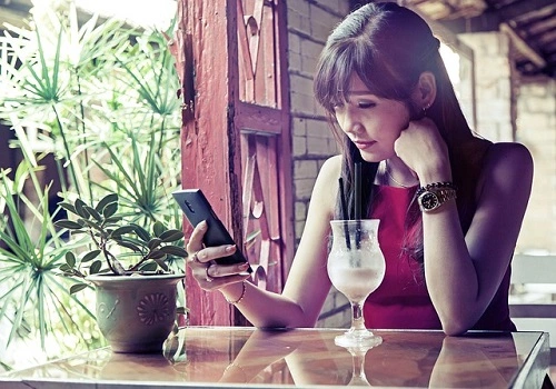 mulher mexe em celular com wi-fi gratuito